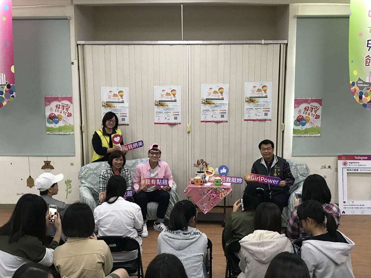 「性別思沙龍」活動今(8)日舉辦，主題為「女子重力最美力」，邀請滑輪女子競速溜冰選手楊合貞、跆拳道品勢項目選手林侃諭，以及女籃隊選手王維琳3位在去年世大運備受矚目的女性運動員經驗分享。 圖：台中市/提供