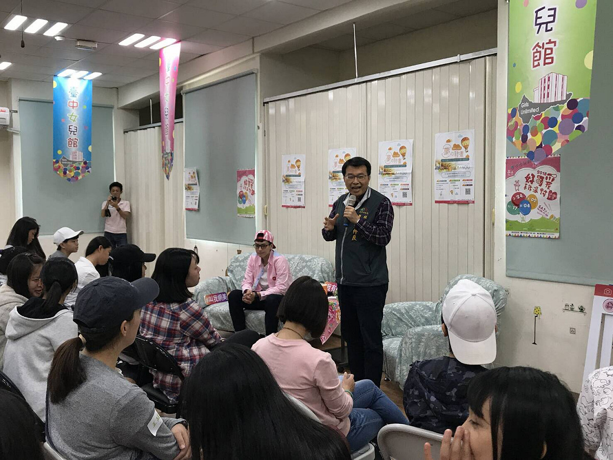 「性別思沙龍」活動今(8)日舉辦，主題為「女子重力最美力」，邀請滑輪女子競速溜冰選手楊合貞、跆拳道品勢項目選手林侃諭，以及女籃隊選手王維琳3位在去年世大運備受矚目的女性運動員經驗分享。 圖：台中市/提供
