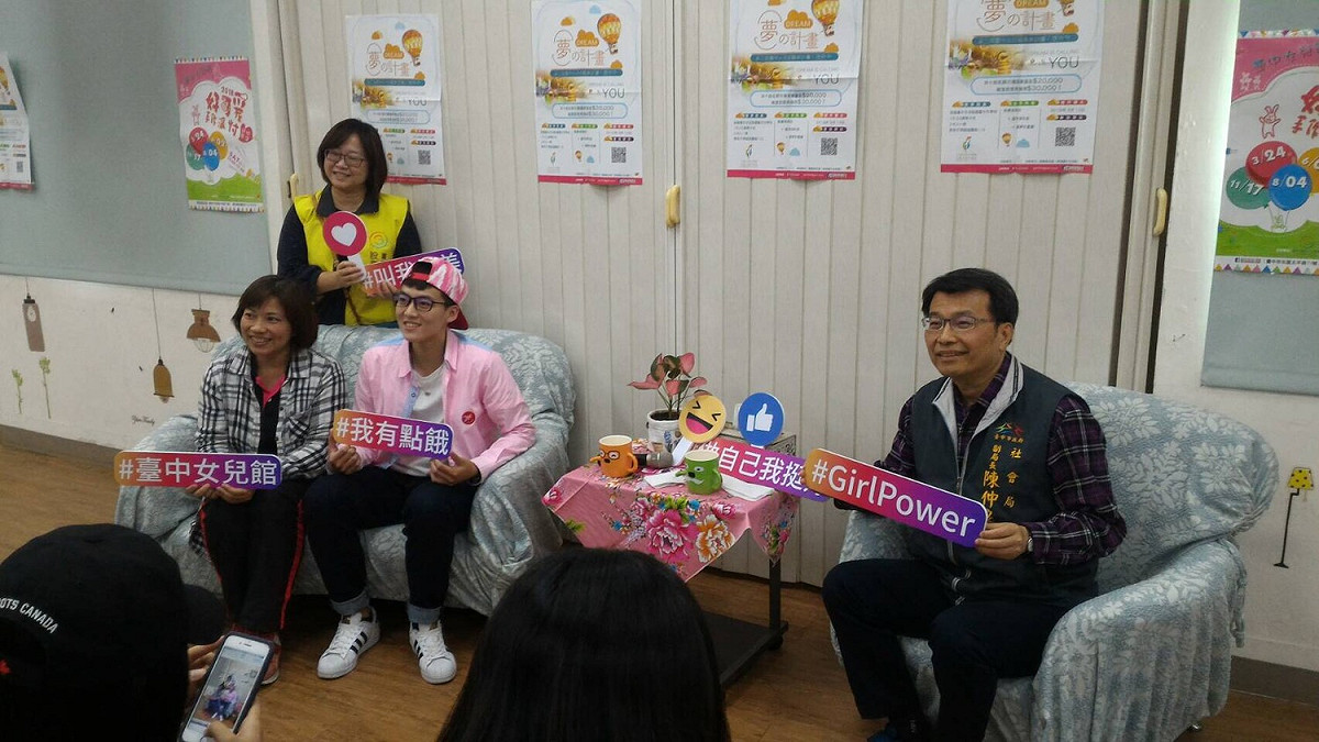 「性別思沙龍」活動今(8)日舉辦，主題為「女子重力最美力」，邀請滑輪女子競速溜冰選手楊合貞、跆拳道品勢項目選手林侃諭，以及女籃隊選手王維琳3位在去年世大運備受矚目的女性運動員經驗分享。 圖：台中市/提供