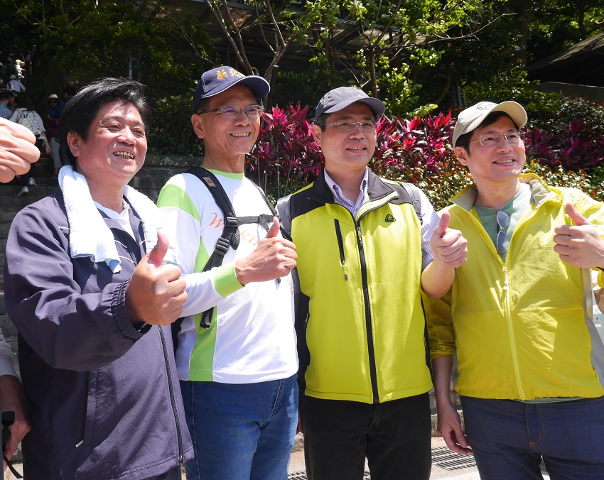 游錫堃今天與綠委高志鵬、吳琪銘、羅致政、江永昌、林淑芬一起爬觀音山硬漢嶺步道。 圖：趙婉淳／攝