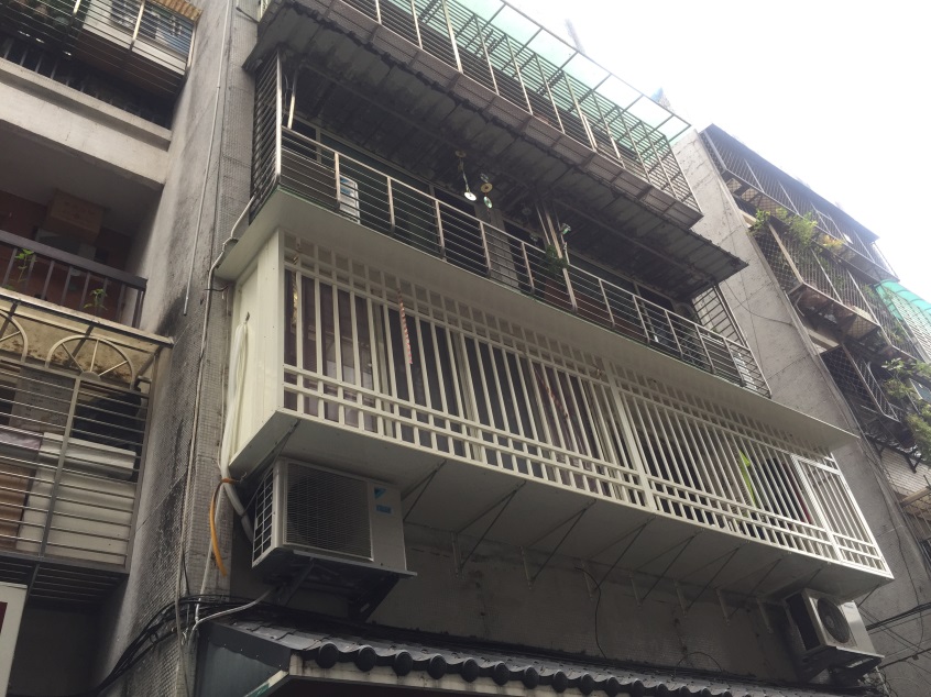 住宅區吊掛光碟片可防止野鴿停靠。 圖：新北市動保處提供