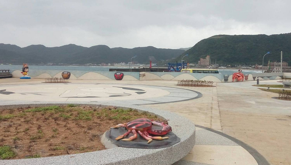 吃完海鮮還可以到萬里蟹主題公園跟可愛公仔合照打卡。 圖：新北市政府提供