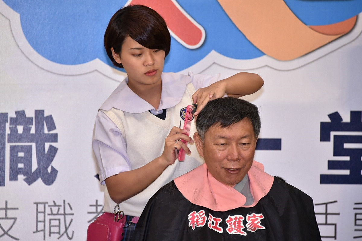 台北市長柯文哲今日接受高職學生剪髮。 圖：台北市政府 / 提供