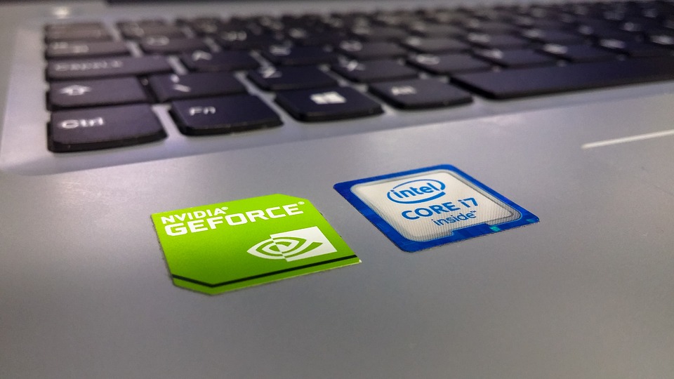 為了對抗顯卡市占率最高的 Nvidia ，英特爾破天荒與死對頭 AMD 合作。 圖：翻攝自Pixabay