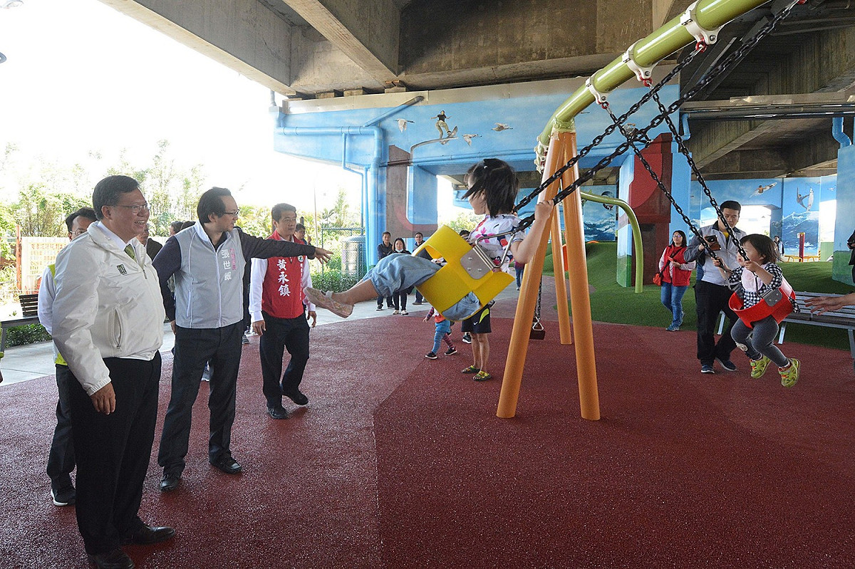 桃園市長鄭文燦表示，未來市府會將台61、66快速道路、國道二號、國道三號等橋下空間整體納入協調，讓原本閒置的橋下空間成為民眾的活動場域。 圖: 桃園市政府/提供