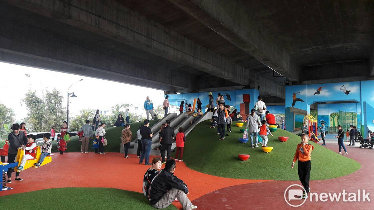 桃園市政府利用國道二號橋下空間打造首座兒童冒險公園î，許多體能遊戲設備讓小朋友玩到不想回家。 圖: 林昀真/攝