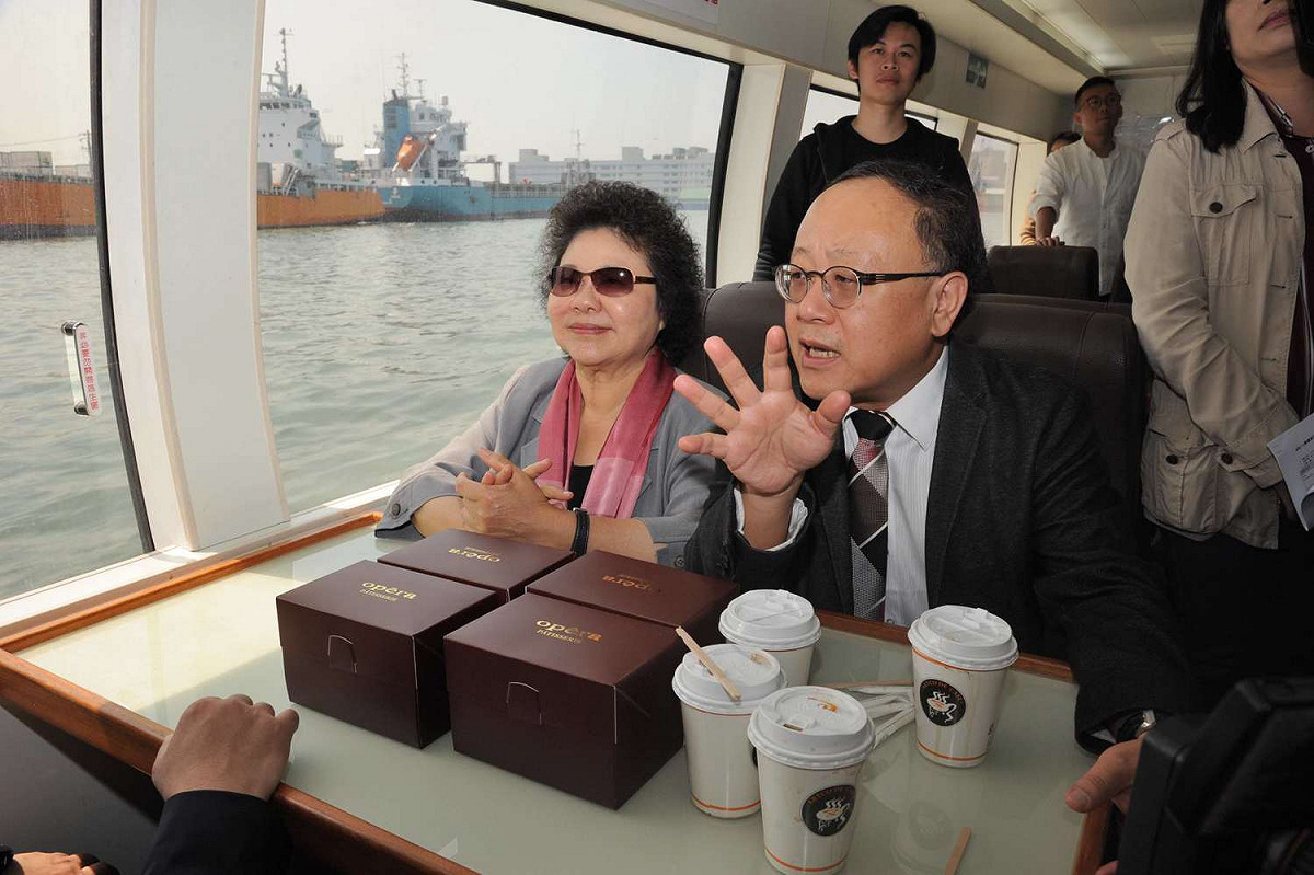 陳菊與流行音樂中心執行長廖偉程、KKBOX台灣暨香港區董事總經理王正自駁二特區登船，航向高雄流行音樂中心大鯨魚表演館。 圖：高雄市政府/提供