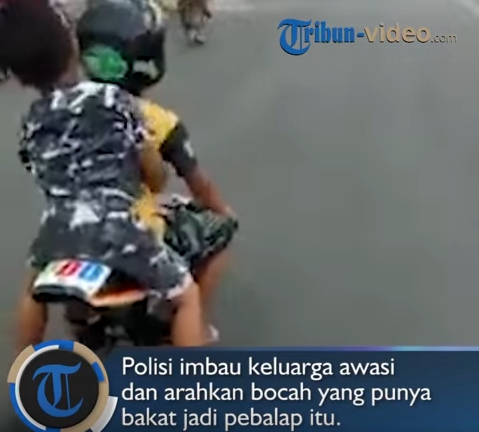 印尼一名5歲男童和朋友將迷你摩托車騎上大馬路飆速。 圖：翻攝雅加達椰子網Youtube