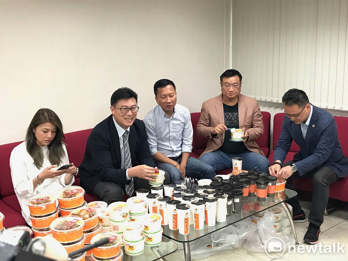 姚文智中午拜訪台北市議會民進黨團。 圖 : 周煊惠 / 攝