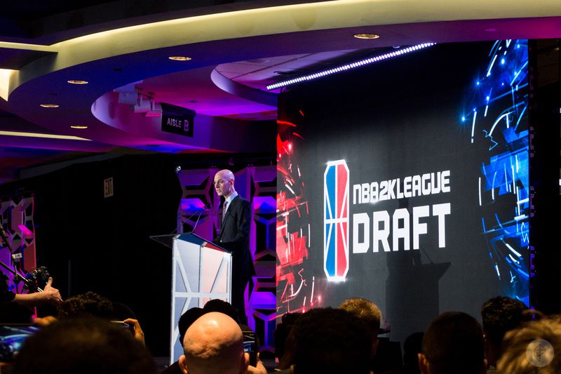 《NBA2k》選手大會上，NBA聯盟主席Adam Silver宣布將親自操刀電競聯賽的規劃。 翻攝自：Samit Sarkar/Polygon