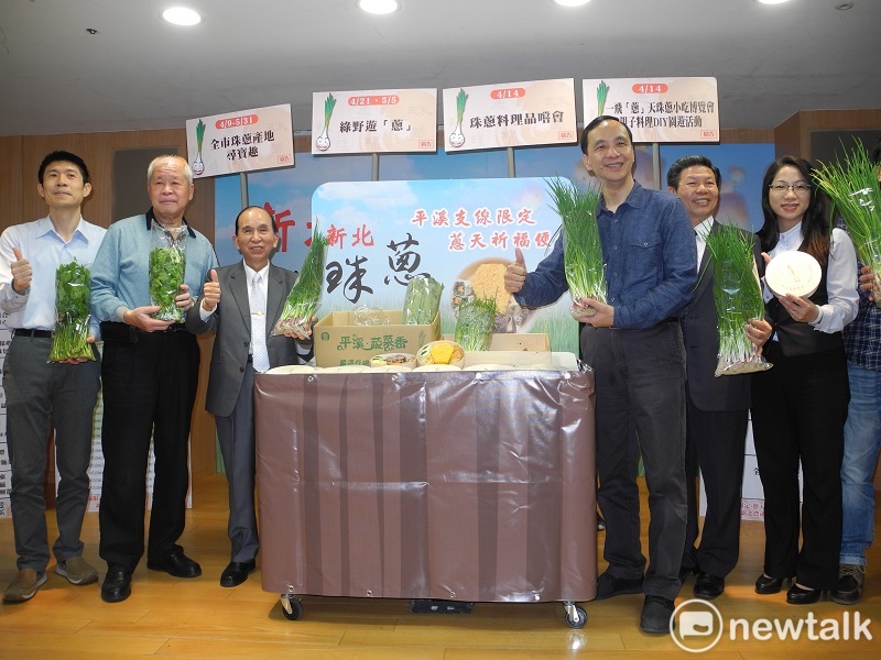 朱立倫與平溪農會、地方人士推薦蔥天祈福便當及珠蔥美食。 圖 :王峻昌/攝
