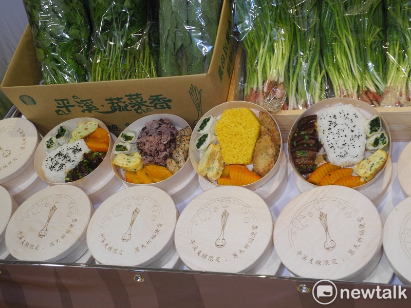蔥天祈福便當以圓形木片飯盒裝盛，相當別緻。 圖 :王峻昌/攝