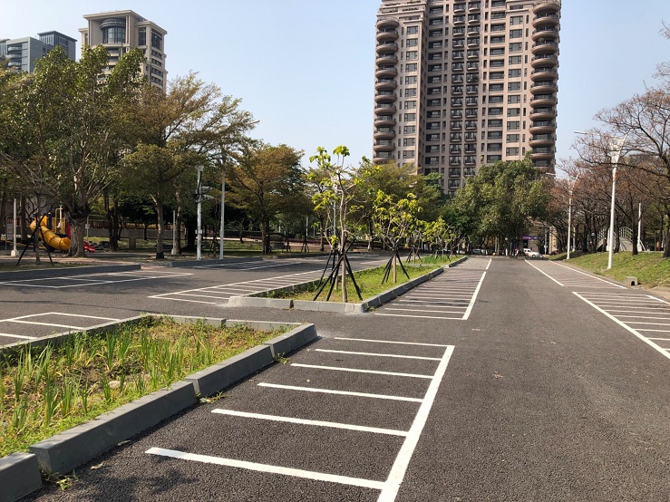 台中市打造首座公園內「雨水花園」停車場，位在文心森林公園北側的機車停車場，為了改善透水及排水不佳問題。 圖：台中市政府提供