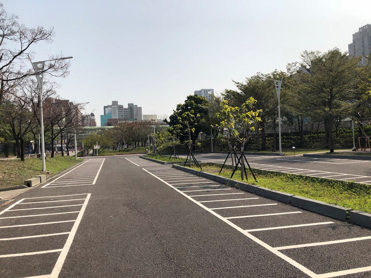 「雨水花園」停車場可提供425.152平方公尺綠地約5天的灌溉量，達到水資源永續再利用。 圖：台中市政府提供