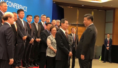 中國國家主席習近平（前排右）10日上午於博鰲論壇開幕式前接見來自台灣的企業家代表團，並與率團前往的前副總統、兩岸共同市場基金會榮譽董事長蕭萬長（前排中）寒暄。大陸國台辦主任劉結一（前排左）陪同會見。  圖：中央社（讀者提供）