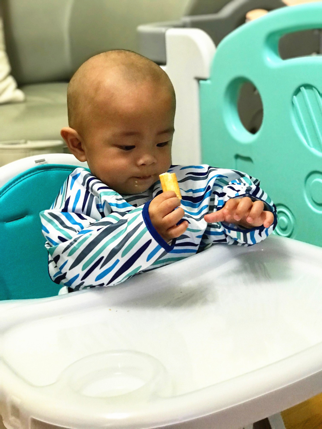 5歲以下孩童因咀嚼功能不完全，異物嗆入氣管機率較高，建議不要餵食乾核果類零食。（此為意境照非病患本人） 圖：長庚醫院／提供