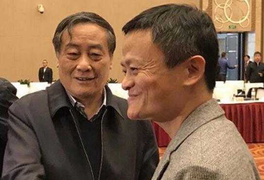 馬雲（右）反問，世界上兩個最大的國家、兩個貿易大國怎麼會沒有問題？他強調，但這不需要動用貿易戰來解決，這就像是得了一場感冒，雖然是個問題，但不需要透過化療解決。 圖：翻攝自央視網