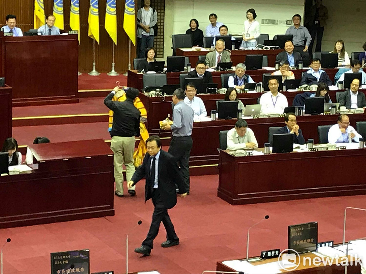 王世堅贈送龍袍給柯文哲。 圖 : 周煊惠 / 攝
