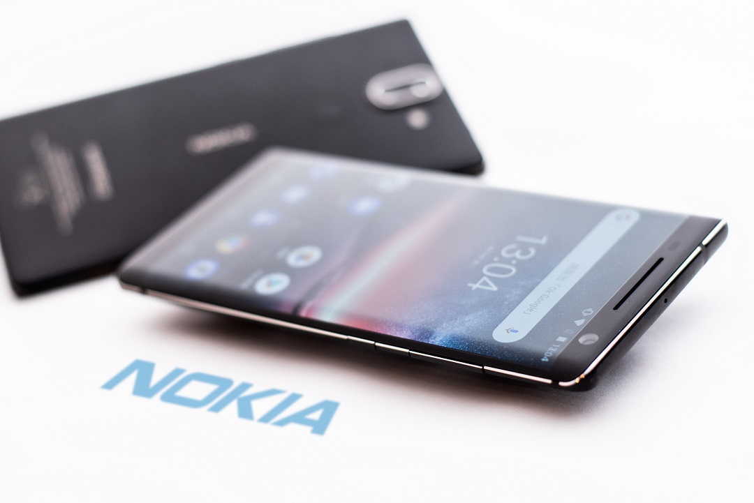 諾基亞（Nokia）手機的新東家HMD Global今（10）日宣布在台灣正式推出限量版Nokia 8 Sirocco ，Nokia 8 Sirocco限量版「鉑耀黑」單機建議售價為新台幣20,990元，比起先前在MWC公布的750歐元（折合台幣約2萬7千元）親民不少。 圖：NOKIA/提供