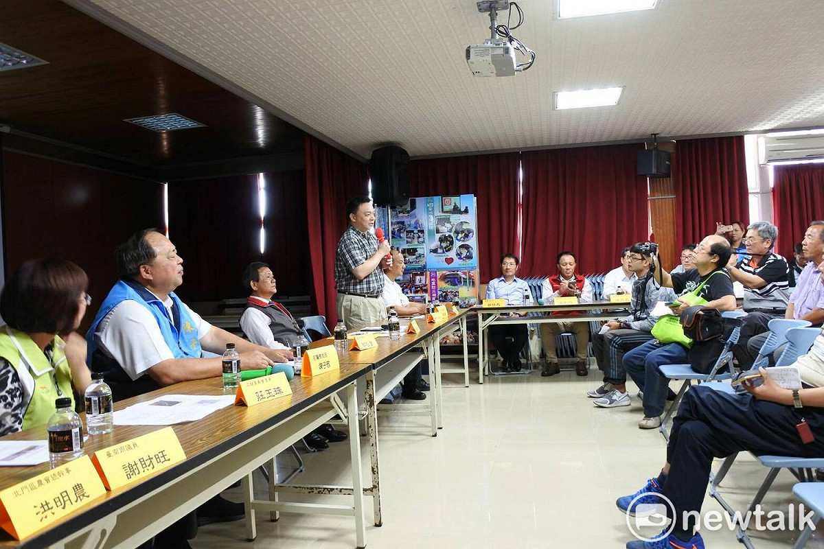 台南市議會工務委員會針對北門鹽田濕地案舉辦公聽會，與會議員和居民代表均認為政府對北門濕地劃設不當。 圖 : 黃博郎/攝