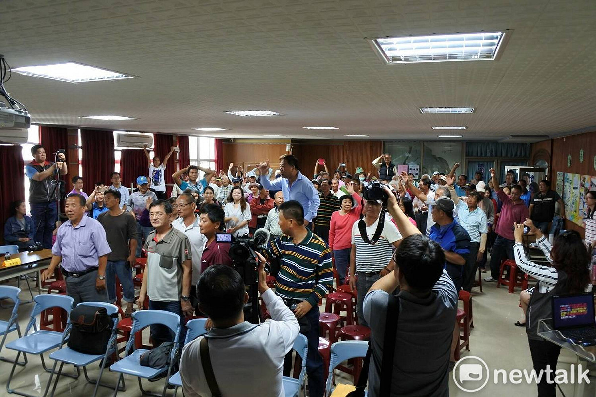 台南市議會工務委員會針對北門鹽田濕地案舉辦公聽會，與會議員和居民代表均認為政府對北門濕地劃設不當。 圖 : 黃博郎/攝