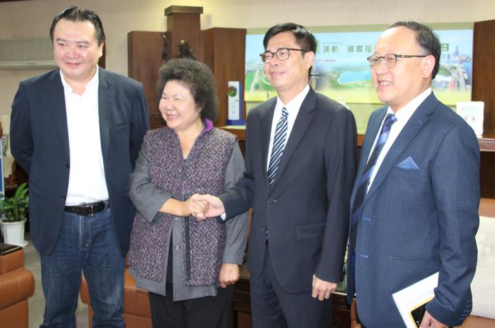 許立明 (左) 追隨花媽市長12年，由於處事圓融，調和鼎鼐功力一流。 圖 : 翻攝自一碼行科技