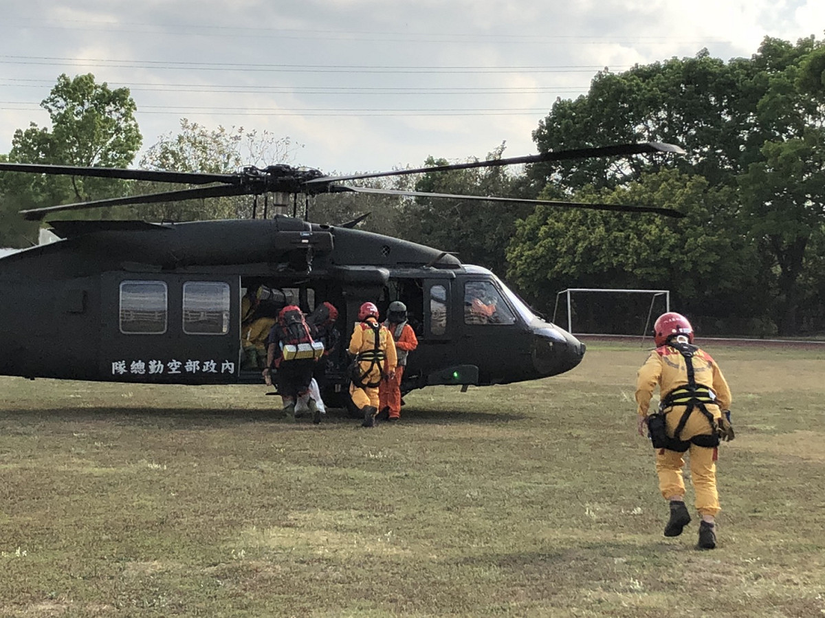 桃源分隊小隊長謝正忠等共計4人，搭乘空勤總隊編號NA-707直昇機前往搜索。 圖：高雄市消防隊／提供