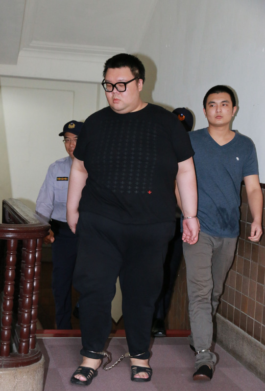 台灣高等法院10日開庭審理「W飯店女子命案」，被告朱家龍（右2）、洪聖晏（右）出庭。 圖：中央社