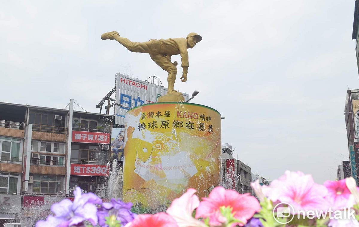 嘉義市噴水圓環中央樹立KANO投手吳明捷銅像，是洪孟楷擔任文化局長時的政績。 圖：蔡坤龍/攝