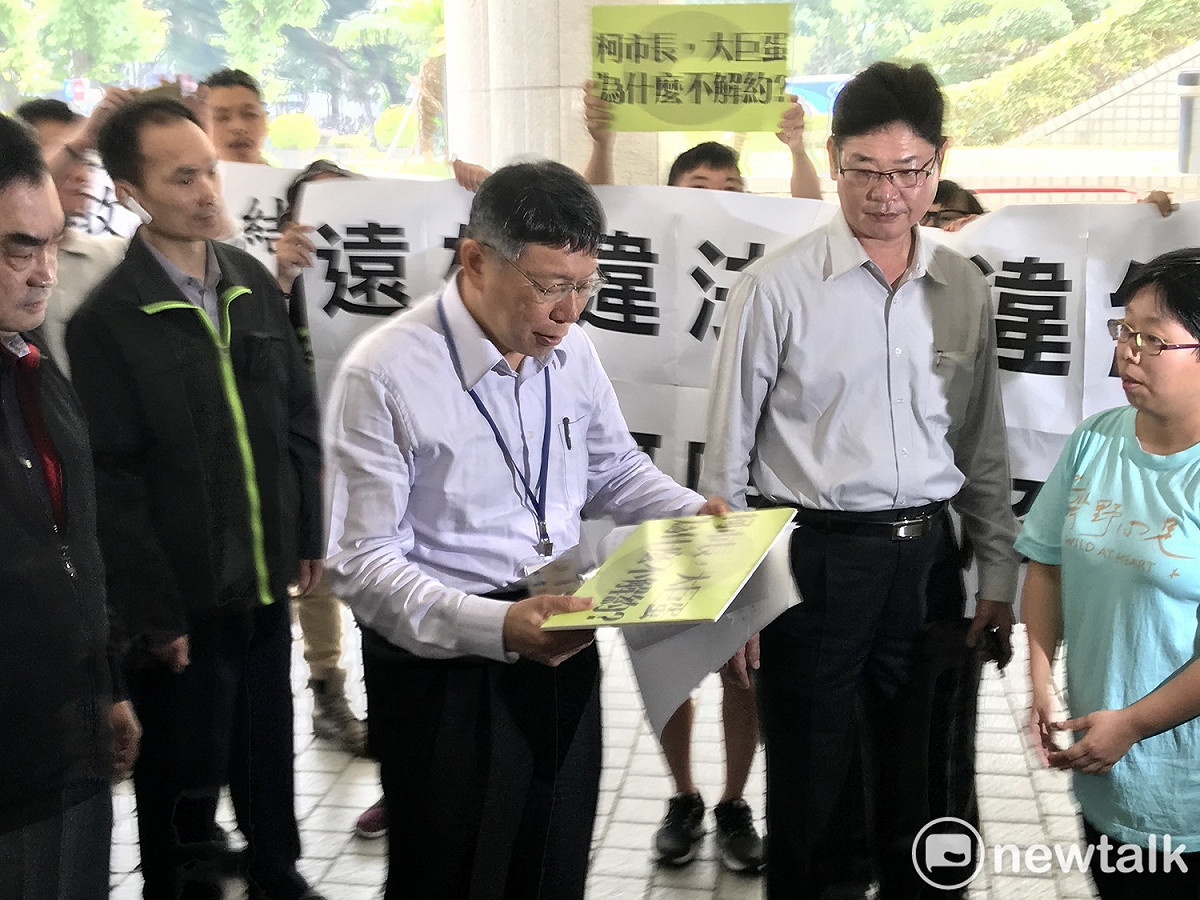台北市長柯文哲今日步入市議會前，護樹團體在場外抗議，他面無表情接下陳情書。 圖 : 周煊惠 / 攝