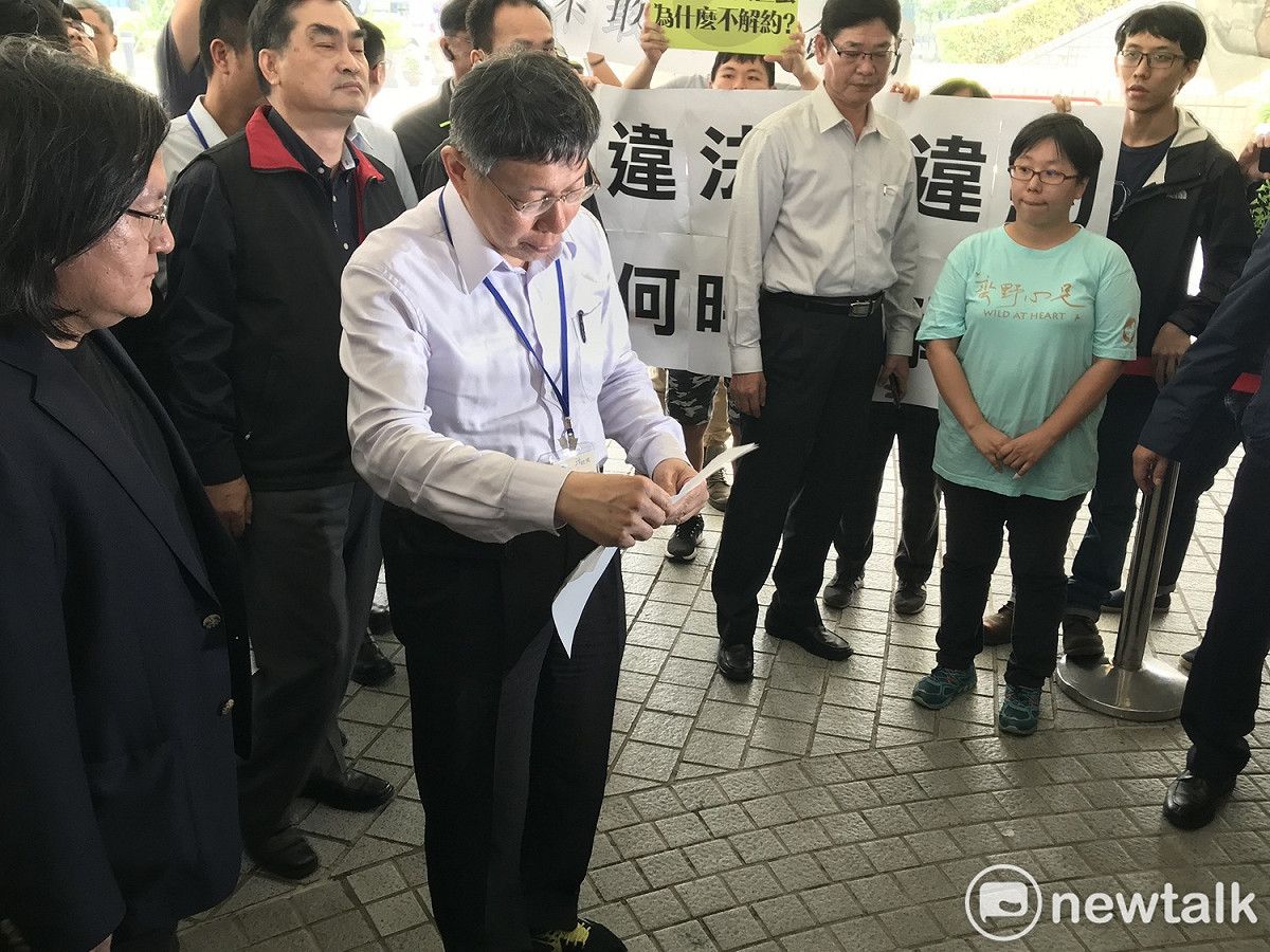 台北市長柯文哲接下陳情書。 圖 : 周煊惠 / 攝