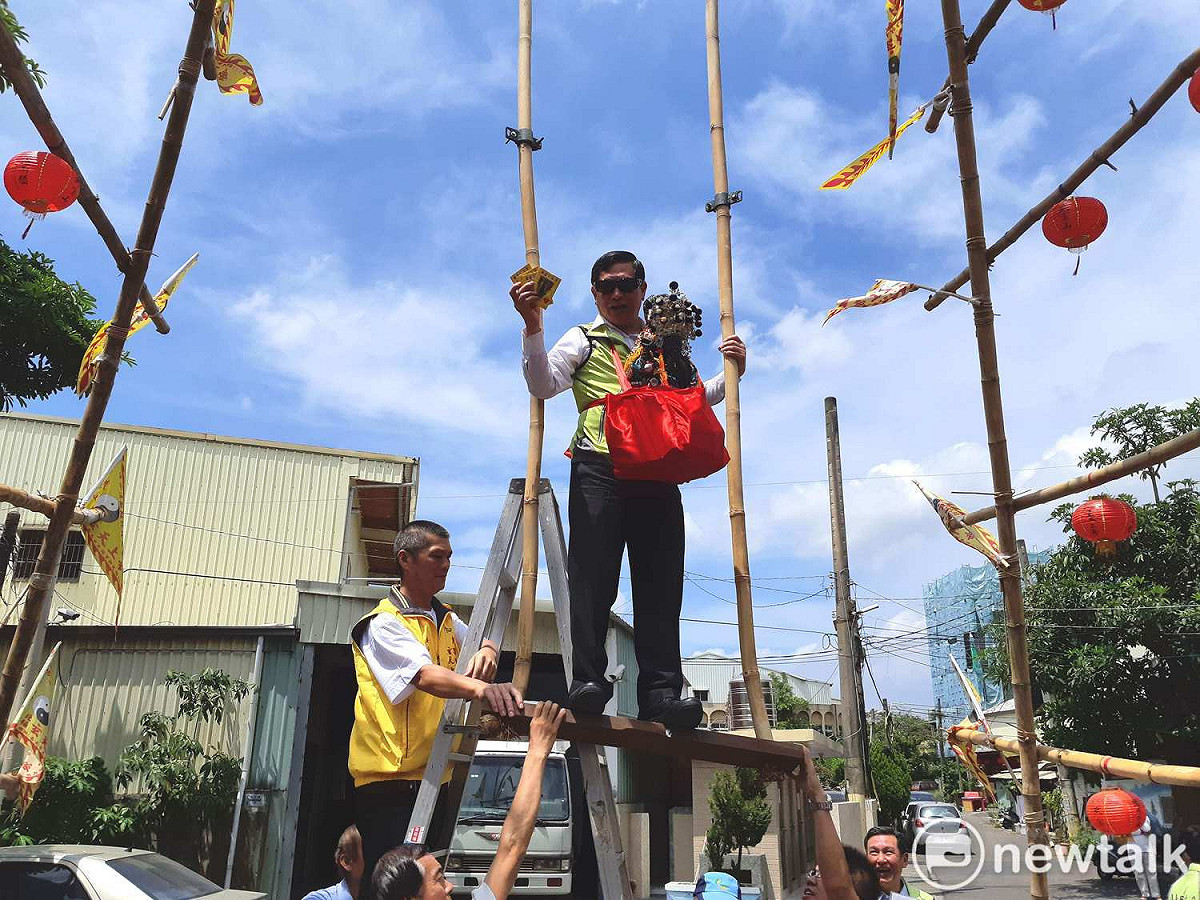 嘉義市長涂醒哲登上高空鞦韆發送錢母，祈求活動平安。 圖：蔡坤龍/攝