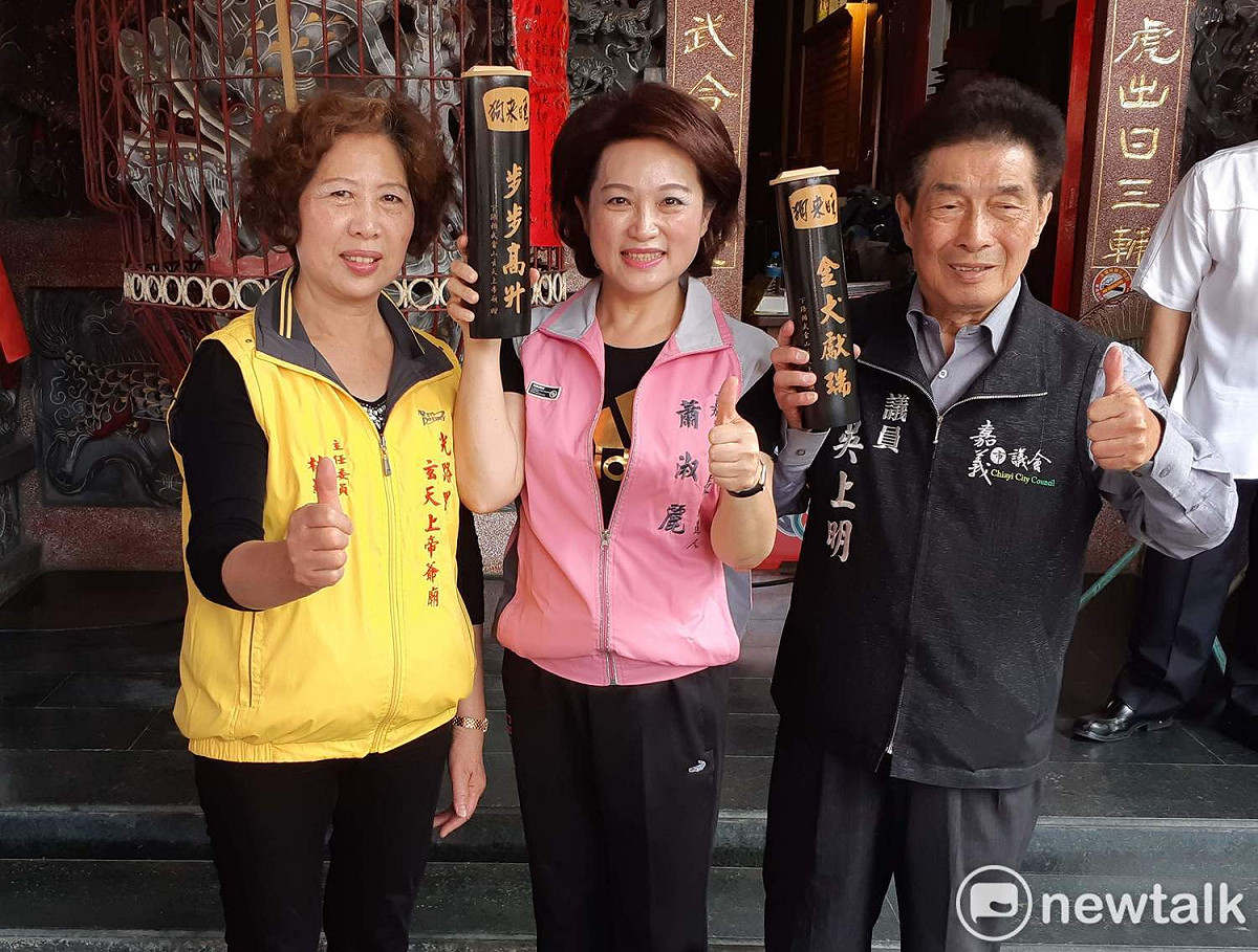 宣佈參選2018年嘉義市長的市議會議長蕭淑麗，參加鞦韆節記者會，會後獲贈「步步高升」竹製存錢筒。 圖：蔡坤龍/攝
