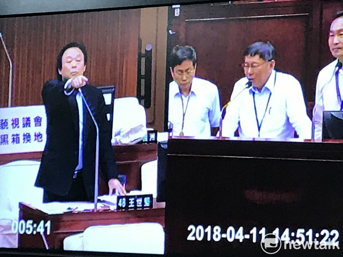 民進黨台北市議員王世堅爆料，台北市政府在年底選前3個月將舉辦世大運週年慶活動，怒轟柯P打算世大運「吃到飽」、「曲終人不散」，因為其他市政一事無成，只能再把世大運拿出來宣揚。 圖：翻攝台北市議會轉播