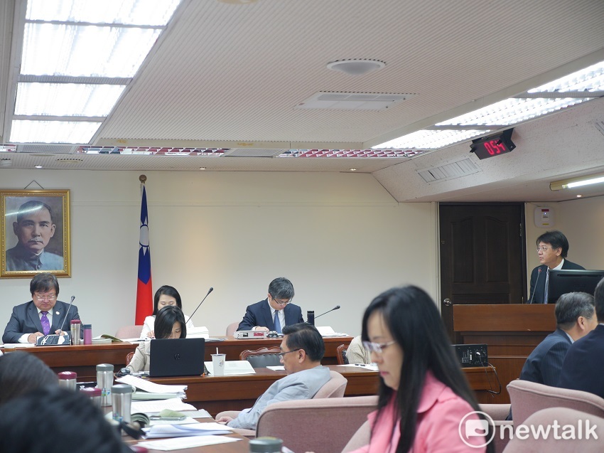 環保署空氣品質保護及噪音管制處處長蔡鴻德列席討論。 圖：趙婉淳／攝