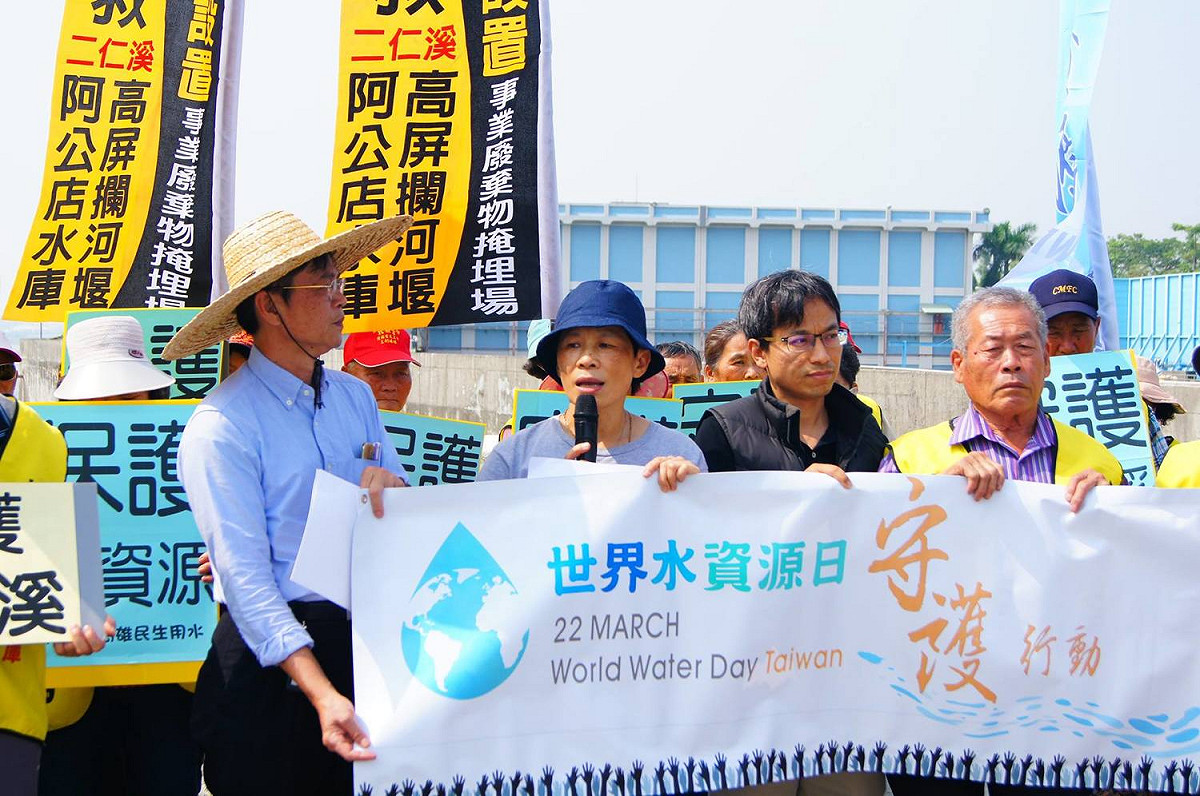 台灣水資源保育聯盟等環團將於明（12）日，舉辦全國國土計畫意見交流會及召開記者會。左二為聯盟召集人陳椒華。 圖：翻攝台灣水資源保育聯盟臉書