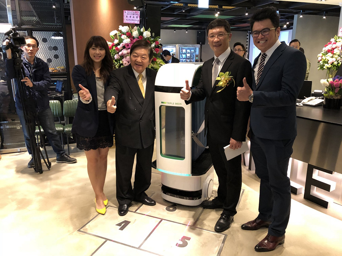 照片中自左到右: 台北市政府觀光傳播局陳思宇局長，洛碁三貝茲飯店謝憲治董事長，經緯航太科技羅正方董事長，新世代機器人暨人工智慧股份有限公司林中漢副理 圖：羅正方／提供