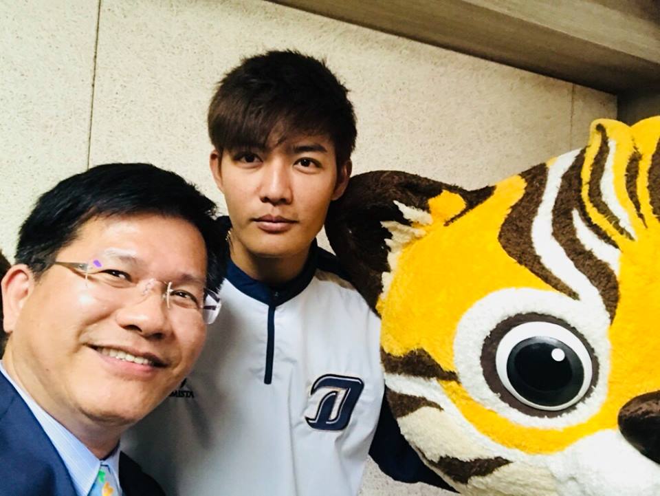 台中市長林佳龍今 (11) 晚與韓國昌原市長安商守於馬山棒球場簽署宣言，並為旅韓台灣投手王維中先發賽事開球，昌原成為第一個加入台中宣言的城市。 圖 : 翻攝自林佳龍臉書