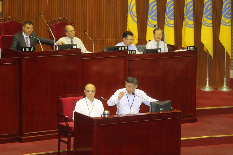 柯文哲表示會持續研議敬老金議題。 圖：林文仁／攝