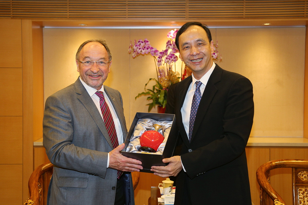 新北市長朱立倫、史坦堡縣長Karl Roth互贈禮物。 圖 : 新北市政府/提供