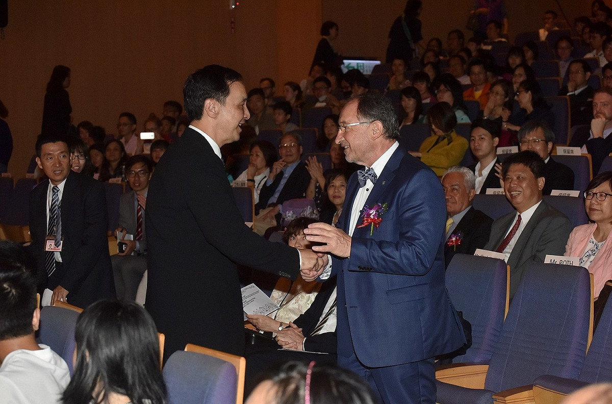 新北市長朱立倫、史坦堡縣長Karl Roth在音樂會上握手致意。 圖 : 新北市政府/提供