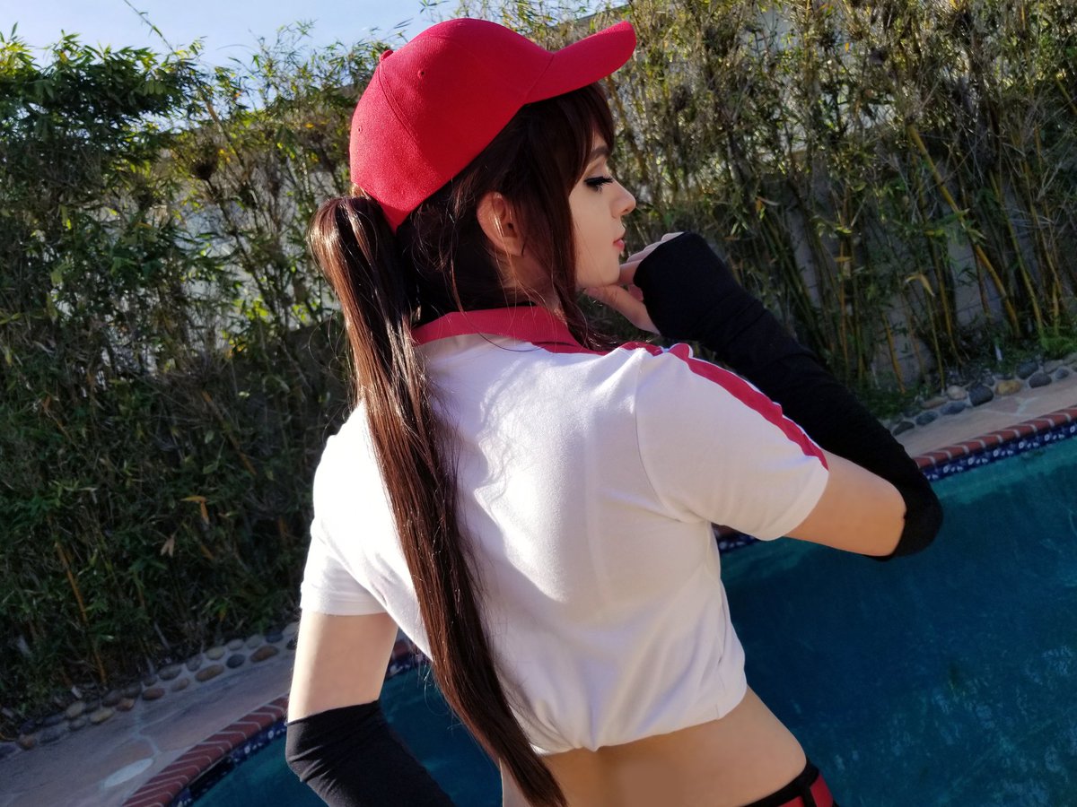 先前曾經多次在實況中穿著水手服、女僕裝，《英雄聯盟》北美戰隊C9 AD選手Sneaky，先前更大玩cosplay，裝扮成「闇元素使」拉克絲，今（12）日又有驚人之舉，這次他扮的是最新的愚人節造型「披薩外送員」希維爾！ 圖：翻攝自 Sneaky 推特