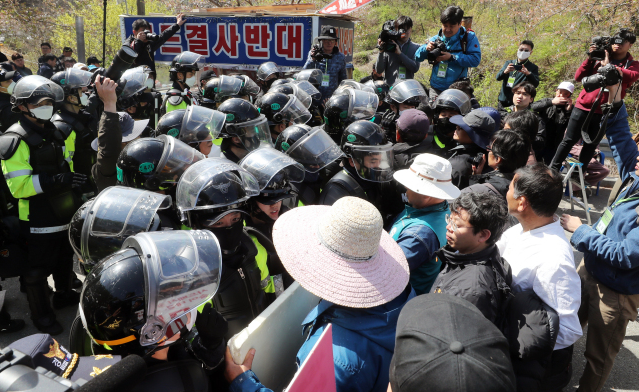反「薩德」團體與警察發生衝突，警察在薩德基地入口處開始強制疏散居民，在此過程中，有一部分居民受傷。 圖：翻攝自環球網