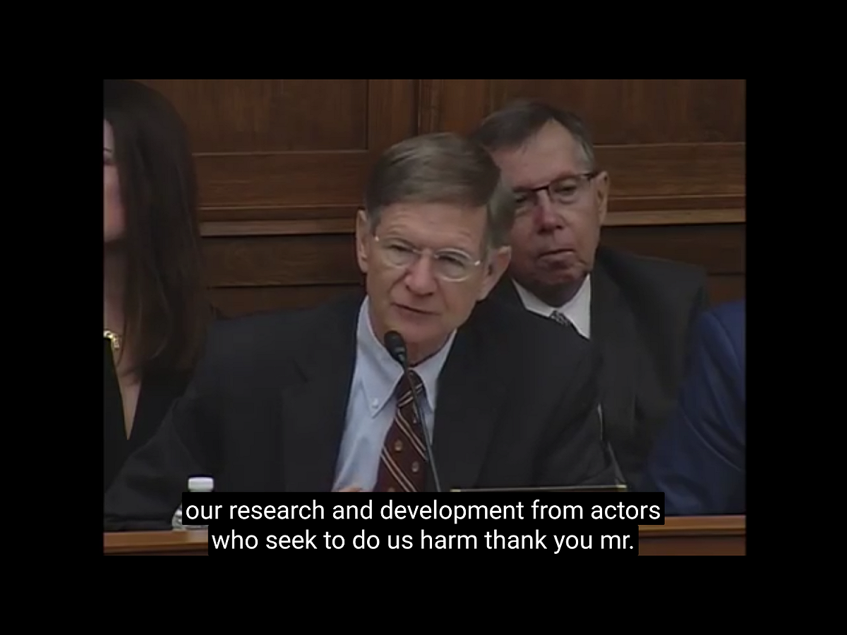 眾議院科學、太空和技術委員會主席，來自德州的共和黨籍眾議員拉馬爾·史密斯（Lamar Smith）在聽證會致開幕詞說，中國盜取美國公司的機密資訊和技術祕密，發動網路襲擊，以及用其他方式的間諜活動來威脅美國國家安全。 圖：翻攝自美國之音（VOA）網站