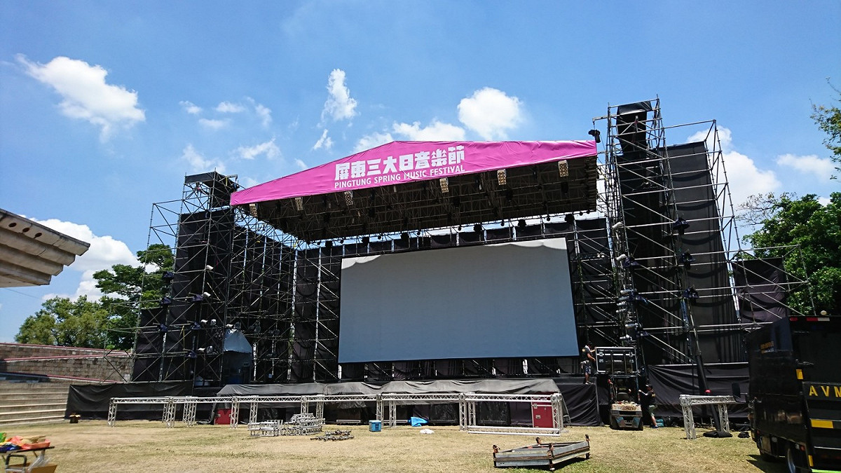 屏東三大日音樂節已開始搭建舞台，將於周五登場。 圖：屏東縣政府/提供