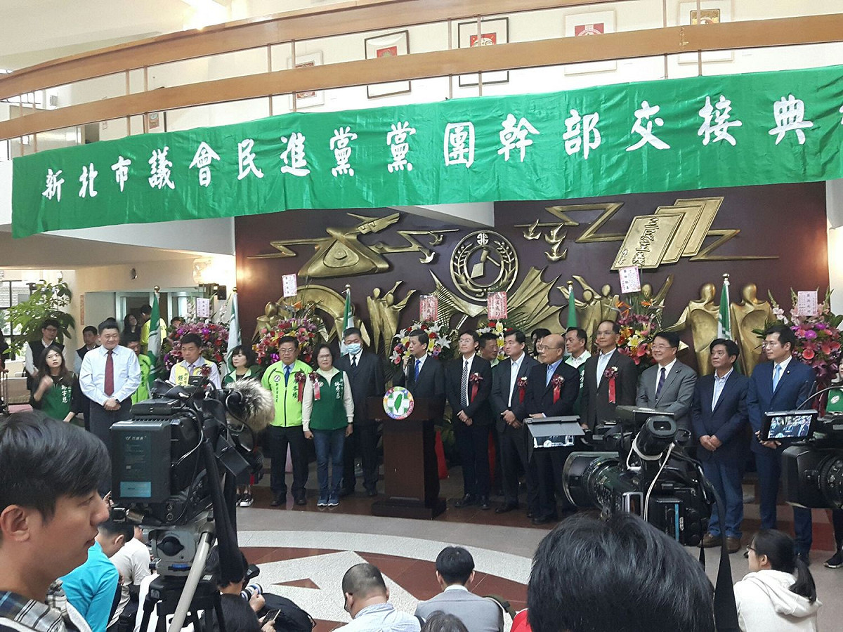 民進黨新北市議會黨團表態，支持蘇貞昌參選新北市長，發揮「母雞帶小雞」的精神，帶領議員們衝刺，完成議會過半的最後一哩路。 圖：新頭殼資料照