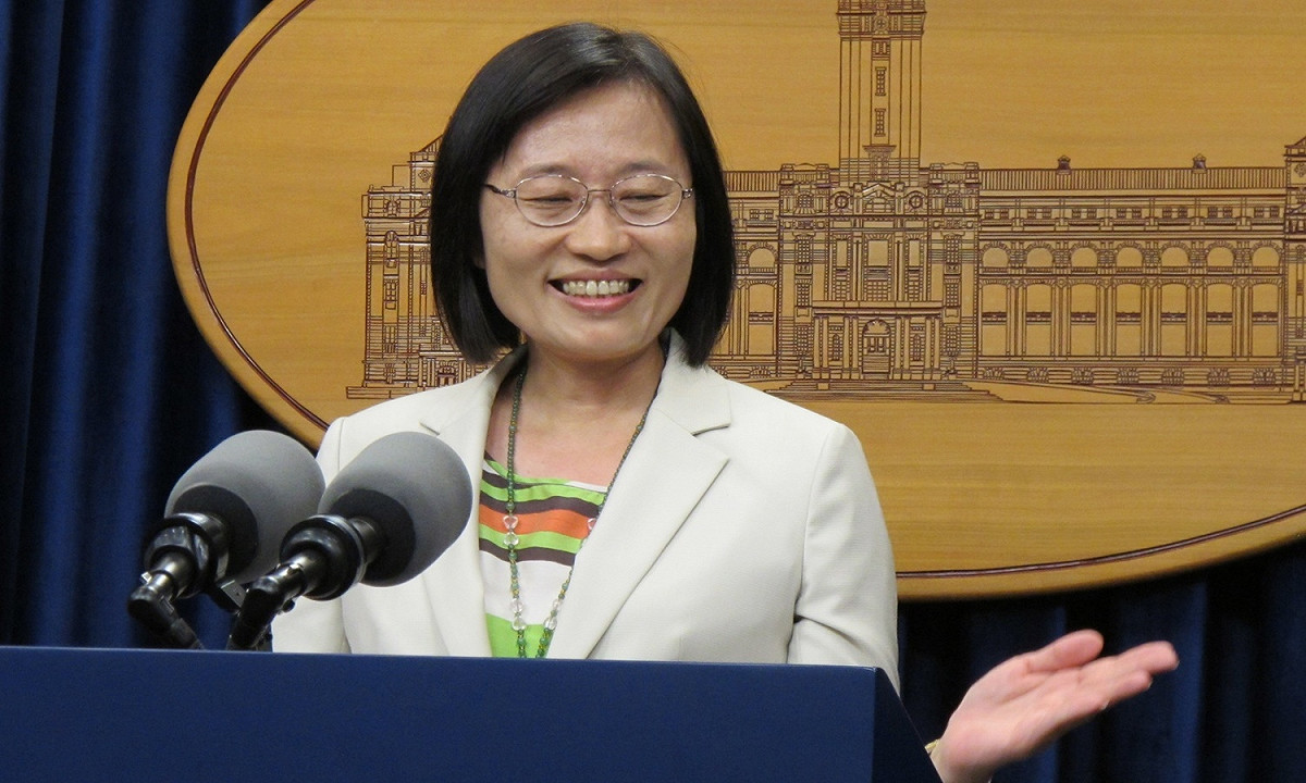 總統府發言人張文蘭12日說明總統蔡英文出訪史瓦濟蘭的贈品。 圖：林朝億/攝