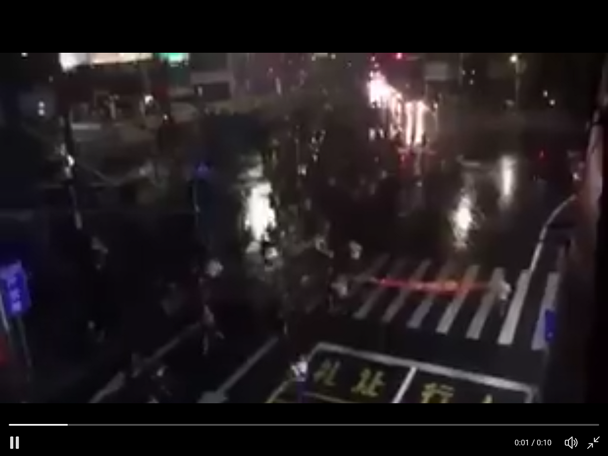 根據影片內容，共有超過百輛車聚集在位於北京西城區的國家廣播電視總局前鳴笛。
 圖：翻攝自吳玉仁Twitter
