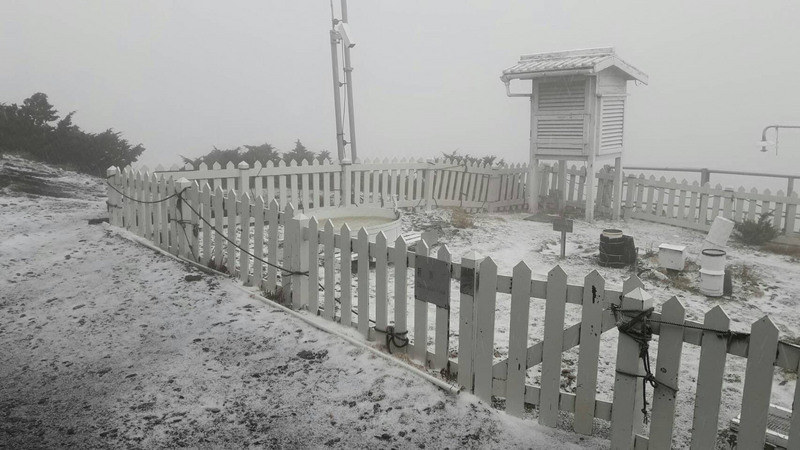 中央氣象局12日下午發布南投縣大雷雨訊息，由於暖溼氣流配合旺盛對流，日月潭、玉山一帶下起冰雹。圖為玉山氣象站。 圖：中央氣象局/提供