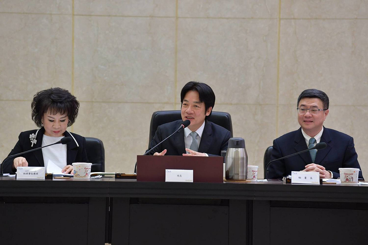 行政院長賴清德今(12)日在行政院接見全國中小企業總會理監事和關懷中小企業基金會董事會。 圖：翻攝賴清德臉書